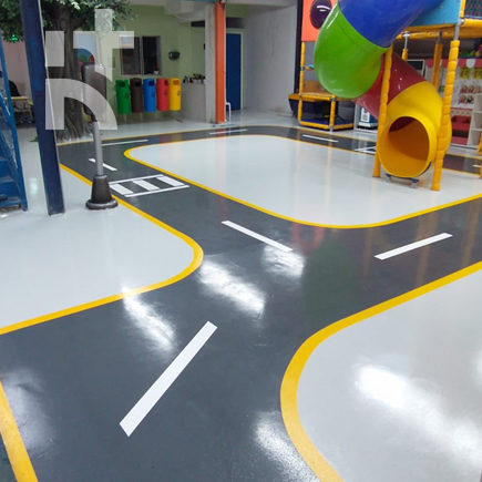 Piso epóxi industrial com acabamento contínuo e resistente